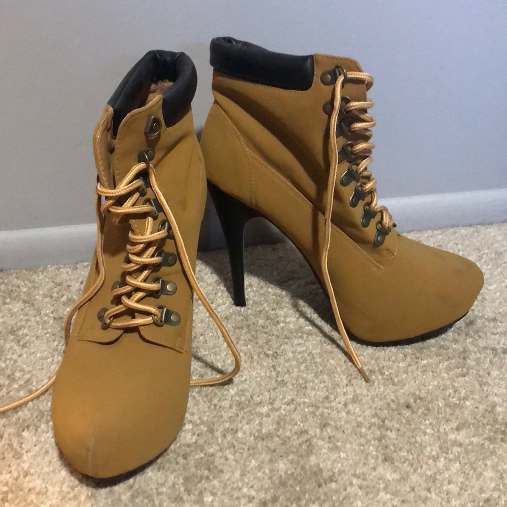 Lace Up Heeled Boots 💚